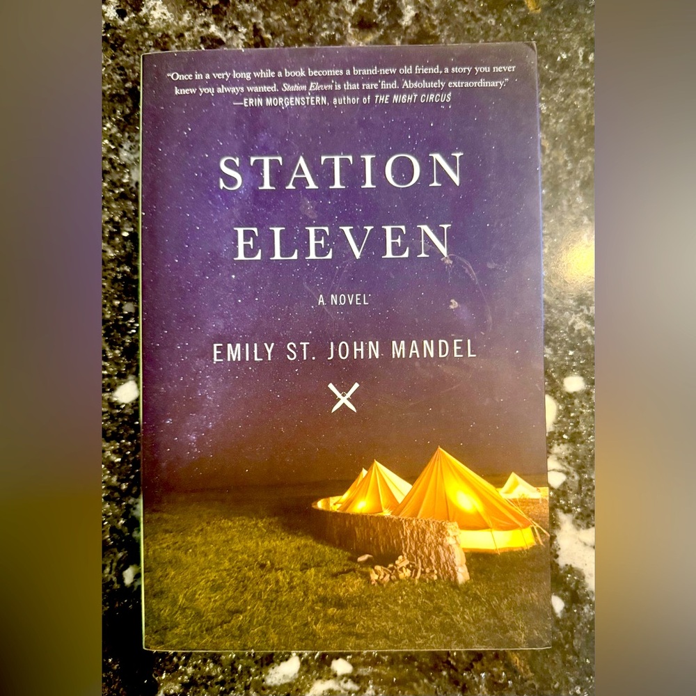 📘🔥4 for $30!🔥🖤💛Station Eleven by Emily St. John Mandel💛🖤📘